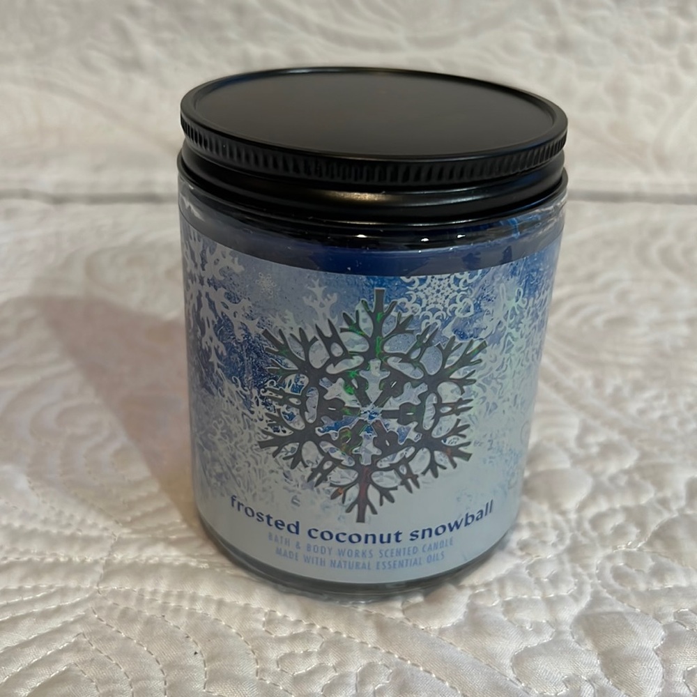 Bath & Body Works‎ Frosted Coconut Snowball single wick candle, new